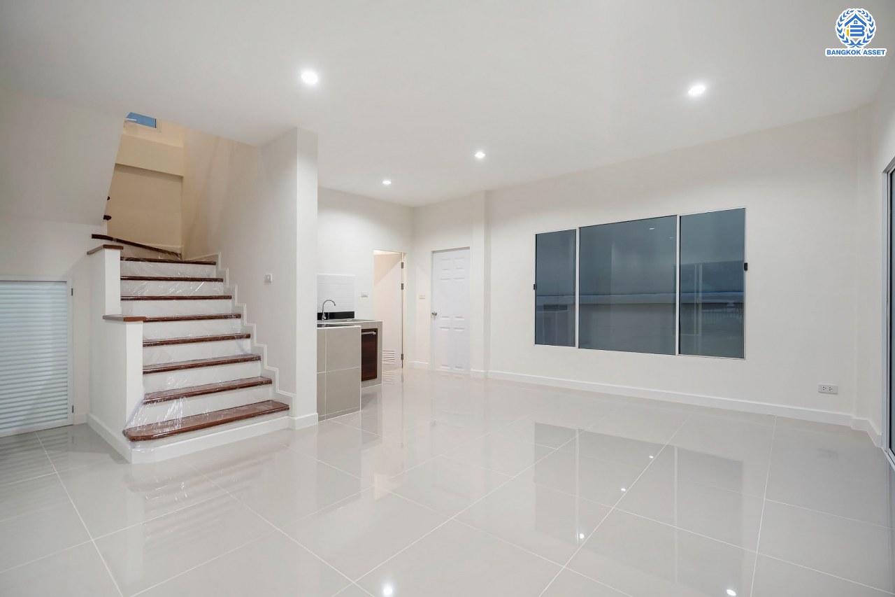 บ้านมือสองตกแต่งใหม่ แบรนด์ Property Perfect ม.เพอร์เฟคพาร์ค วัดพระนอน เนื้อที่ 35.7 ตร.ว. บ้านแฝดฟังก์ชันระดับบ้านเดี่ยว! 3 ห้องนอน 2 ห้องน้ำ 1 ที่จอดรถ Private Zone พร้อม Facilities ครบครัน บนทำเลเชื่อมต่อถนนกาญจนาฯ ใกล้ทางด่วน ศรีรัช-วงแหวนฯ เซ็นทรัลเวสต์เกต และรถไฟฟ้าสายสีม่วง "สถานีตลาดบางใหญ่"